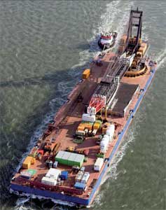1,400-tonne Floating Revolving Crane for Charter 